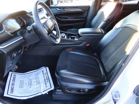 Used 2023 Jeep Grand Cherokee L Laredo image 38