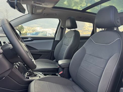 Used 2023 Volkswagen Taos SE w/ Panoramic Sunroof Package image 7