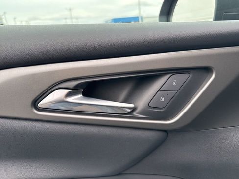 Used 2025 Chevrolet Traverse LT image 11