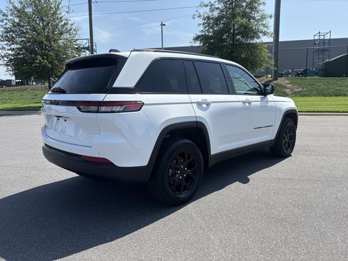 Used 2025 Jeep Grand Cherokee Altitude AWD/4WD image 9
