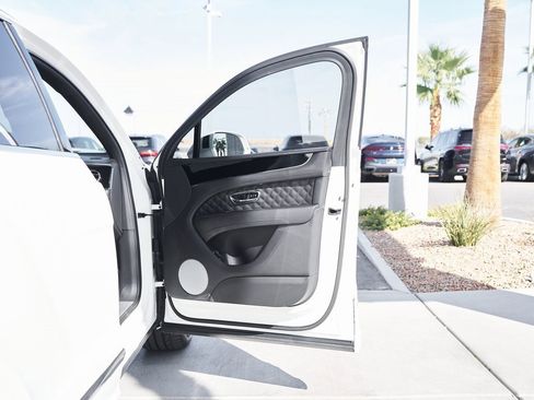 Used 2022 Bentley Bentayga image 11