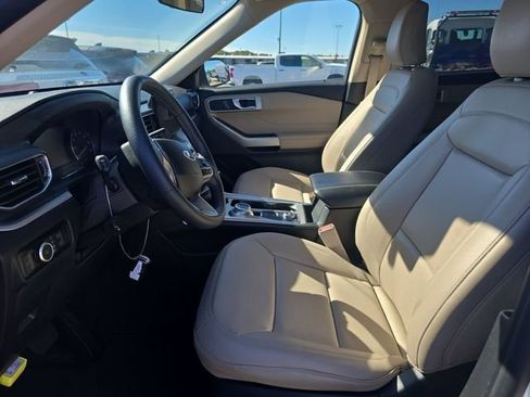 Used 2023 Ford Explorer XLT w/ Equipment Group 202A image 6