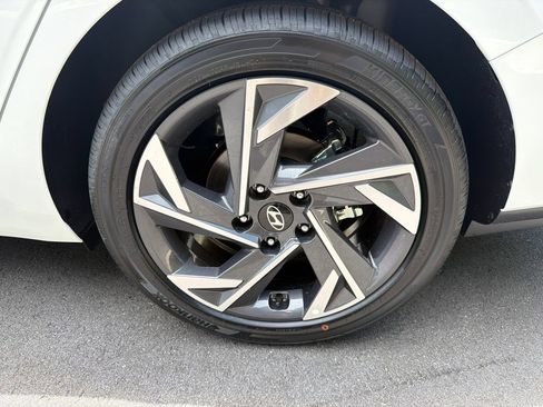 New 2026 Hyundai Elantra Limited FWD image 18