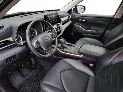 Used 2022 Toyota Highlander XLE image 17