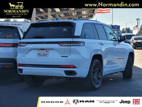 Used 2023 Jeep Grand Cherokee 30th Anniversary AWD/4WD image 4