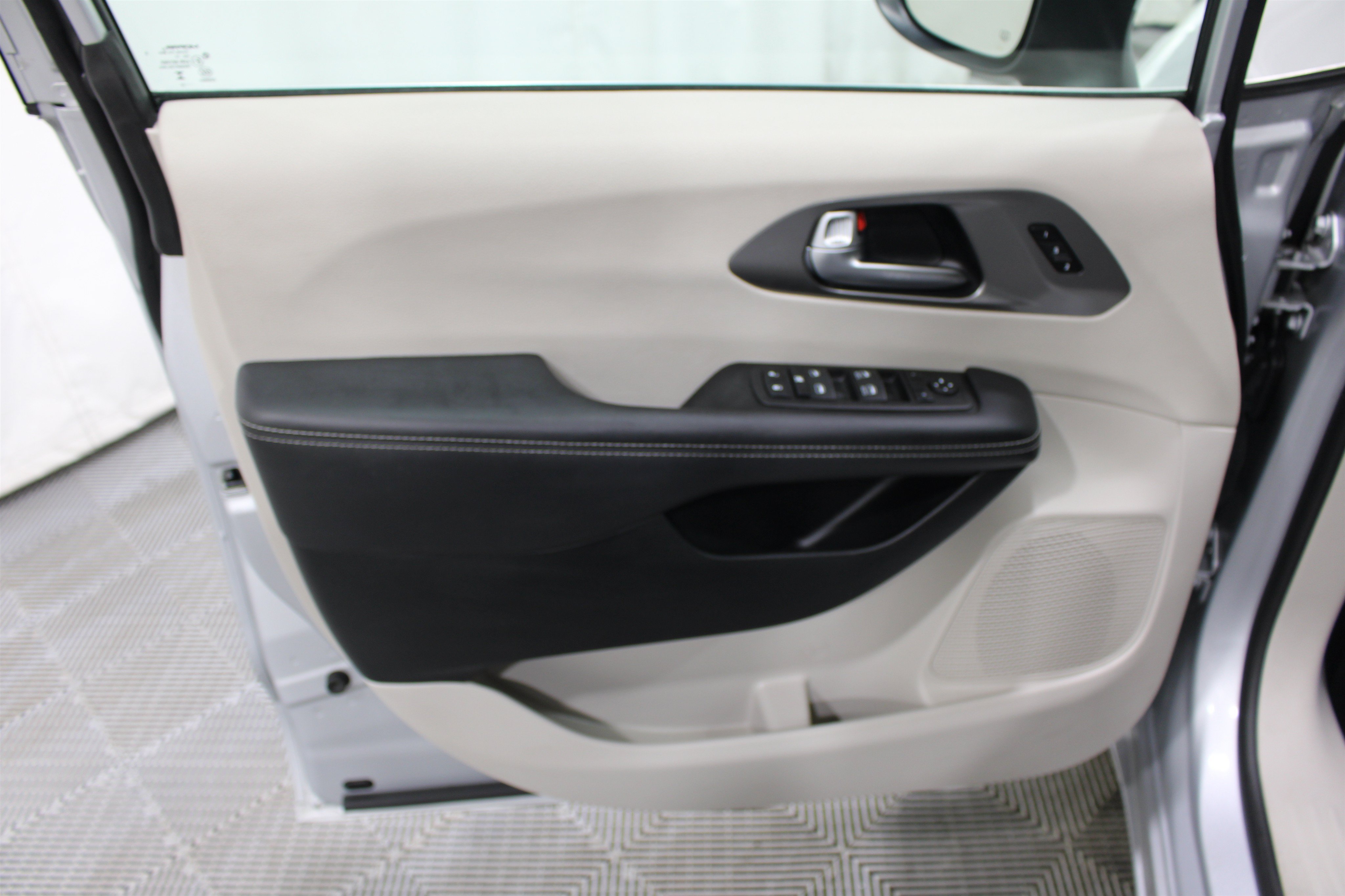 Used 2023 Chrysler Pacifica Touring-L FWD image 6
