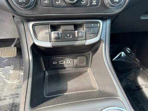 Used 2024 GMC Terrain SLE w/ Driver Convenience Package image 16