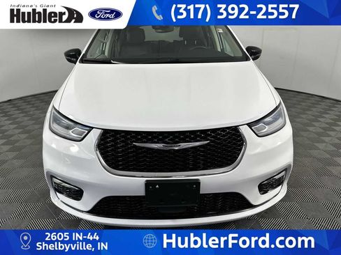Used 2024 Chrysler Pacifica Limited FWD image 3