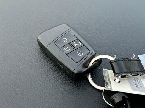 Used 2019 Volkswagen Tiguan SEL Premium image 34