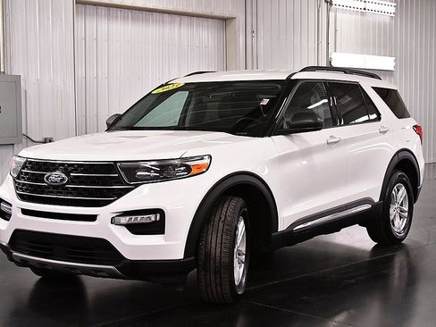 Used 2023 Ford Explorer XLT w/ Equipment Group 202A image 3