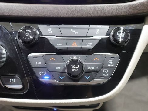 Used 2018 Chrysler Pacifica Touring-L Plus FWD image 40