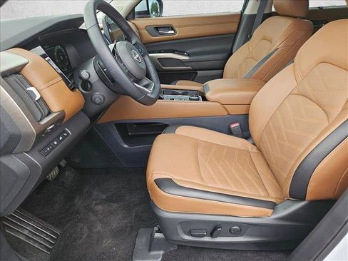 Used 2025 Nissan Pathfinder Platinum AWD/4WD image 19