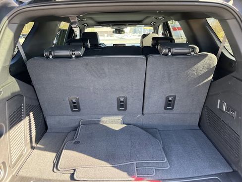 Used 2024 GMC Yukon SLT w/ SLT Luxury Package image 10