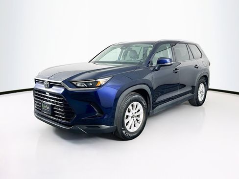 Used 2025 Toyota Grand Highlander FWD image 3