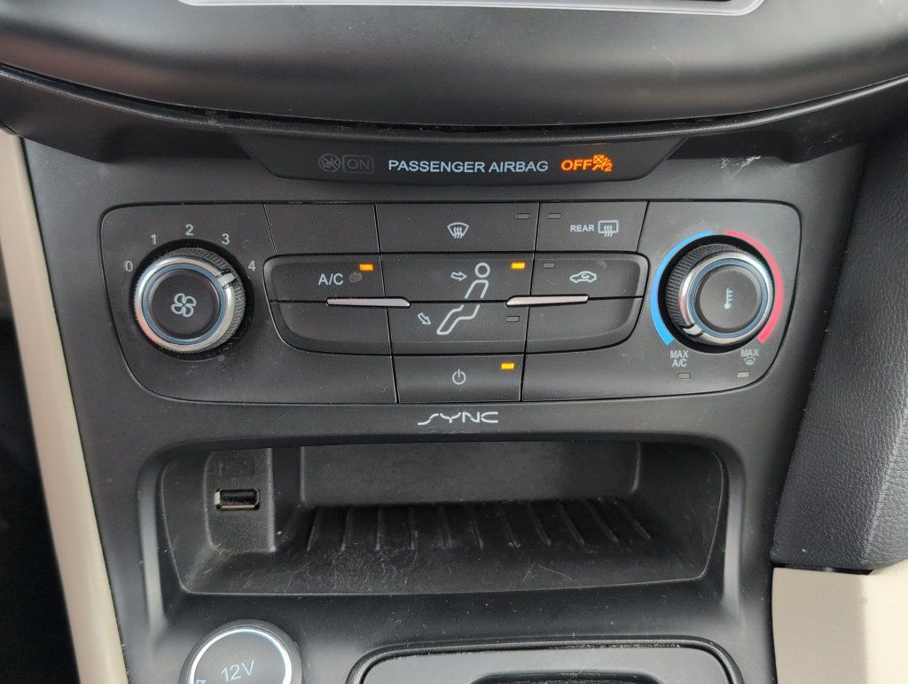 Used 2016 Ford Focus SE w/ SE Sport Package FWD image 18