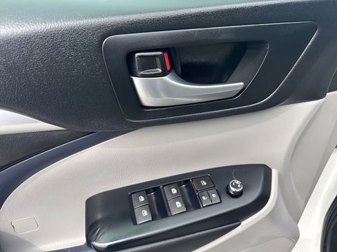 Used 2017 Toyota Highlander XLE FWD image 28