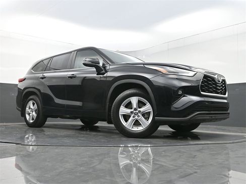 Used 2023 Toyota Highlander LE image 24