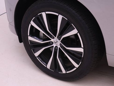 Certified 2024 Volvo XC60 B5 Plus AWD/4WD image 22
