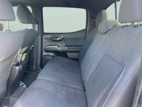 Used 2017 Toyota Tacoma TRD Sport image 19