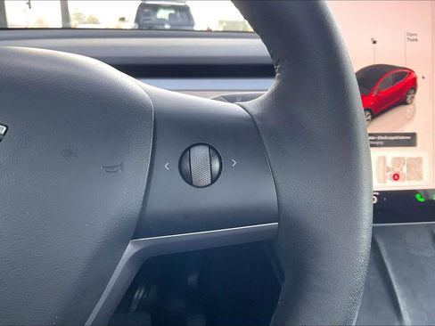 Used 2022 Tesla Model Y Long Range image 11