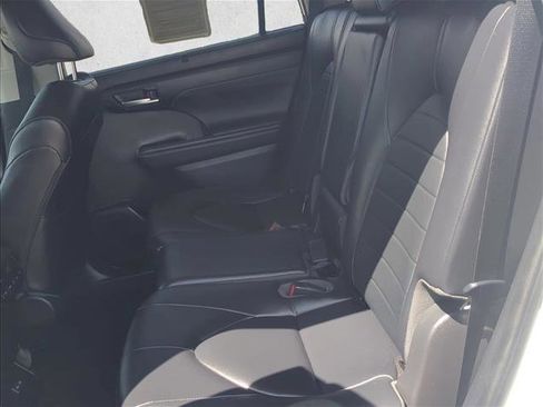 Used 2023 Toyota Highlander XLE FWD image 24