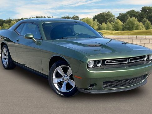 Used 2018 Dodge Challenger SXT image 2