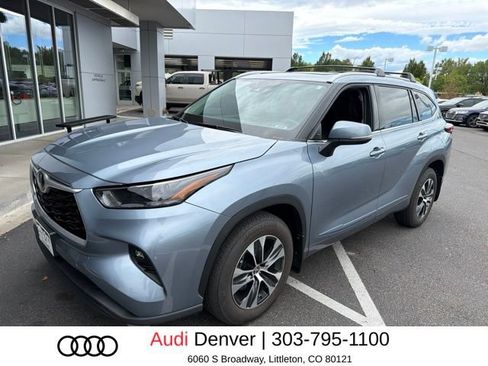 Used 2022 Toyota Highlander XLE AWD/4WD image 1