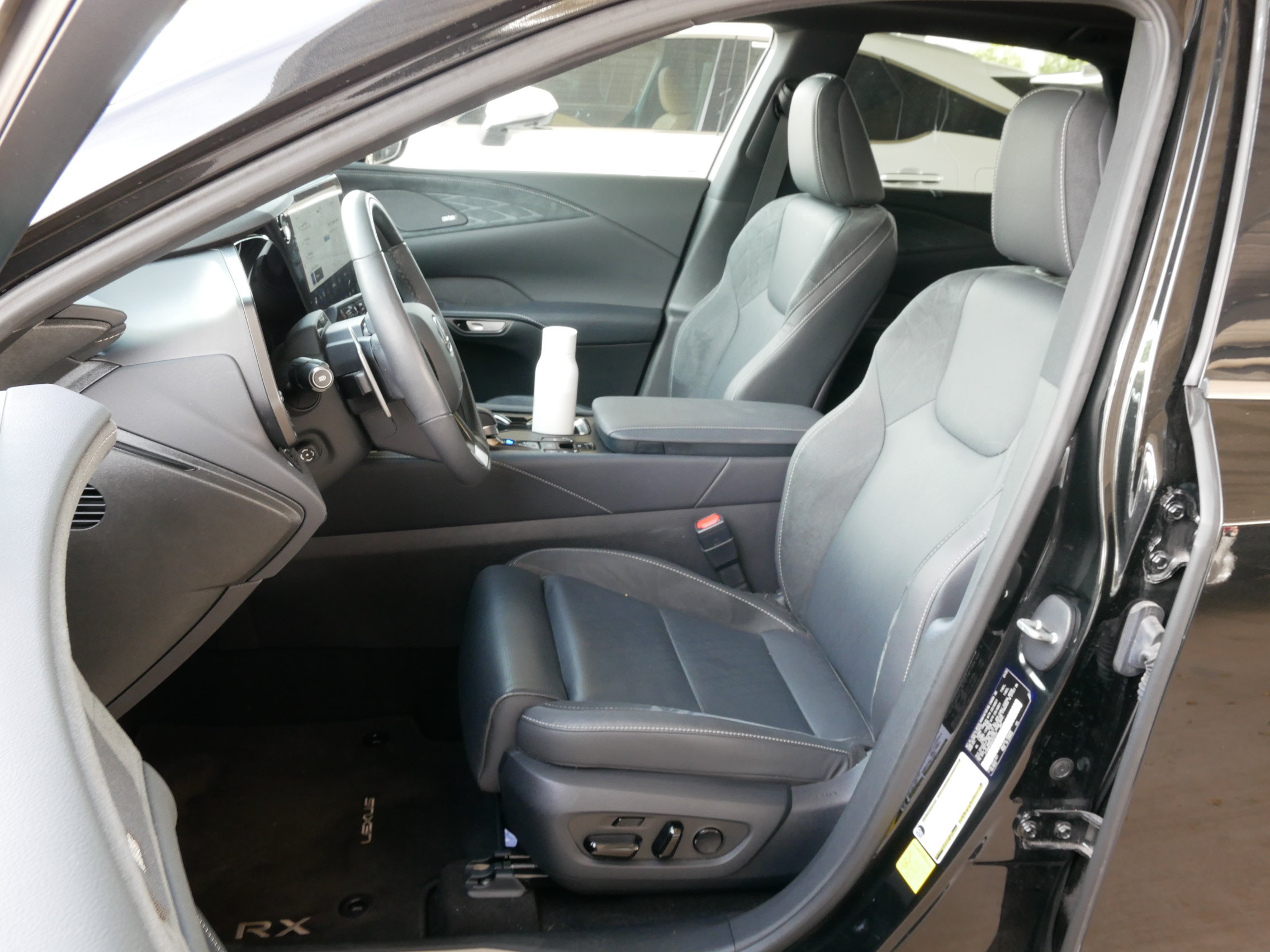 Used 2025 Lexus RX 350 w/ Convenience Package AWD/4WD image 2