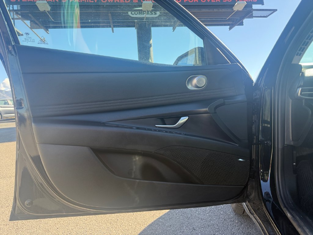 Used 2021 Hyundai Elantra Limited FWD image 16