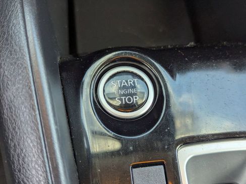 Used 2021 Nissan Versa SV FWD image 17