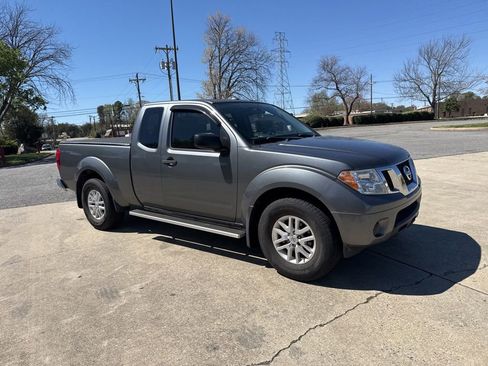 Used 2018 Nissan Frontier SV image 2