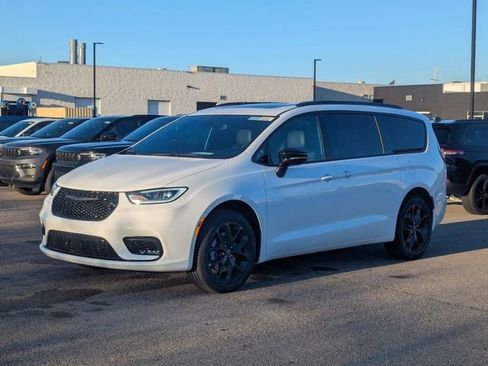 New 2026 Chrysler Pacifica Select image 7