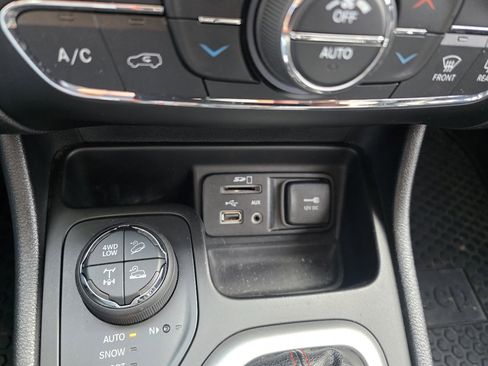 Used 2018 Jeep Cherokee Trailhawk image 18