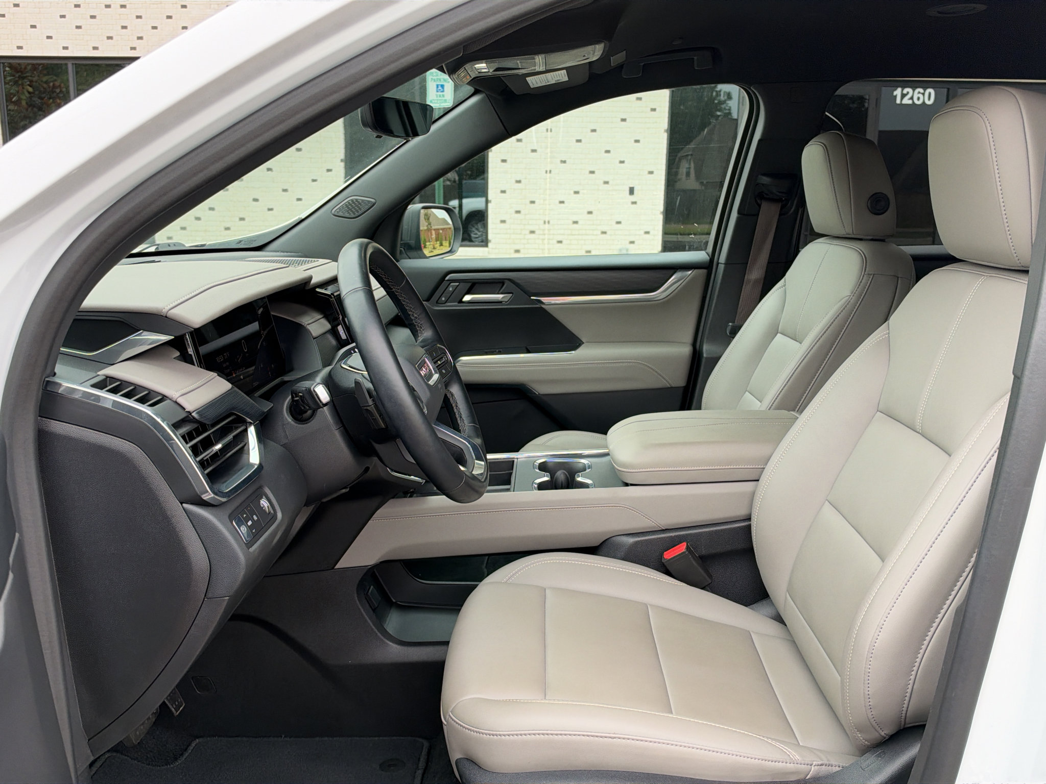 Used 2026 GMC Acadia Elevation w/ Elevation Premium Package FWD image 12