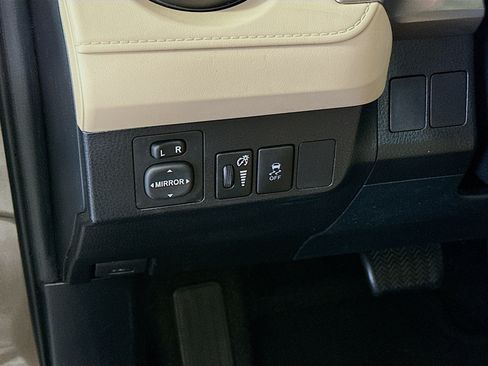 Used 2013 Toyota RAV4 LE FWD image 16