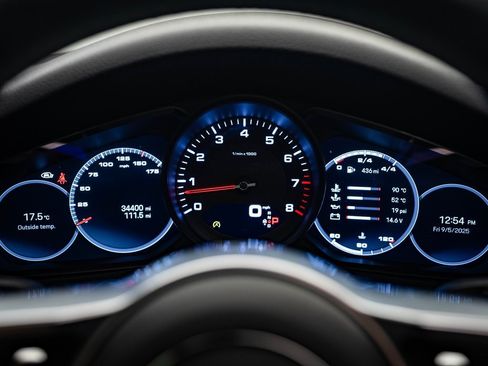 Used 2023 Porsche Cayenne Platinum Edition image 26