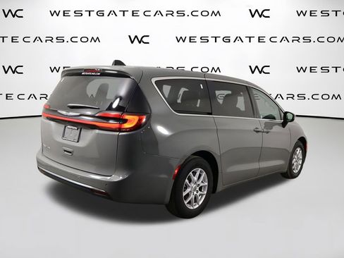 Used 2023 Chrysler Pacifica Touring-L image 45