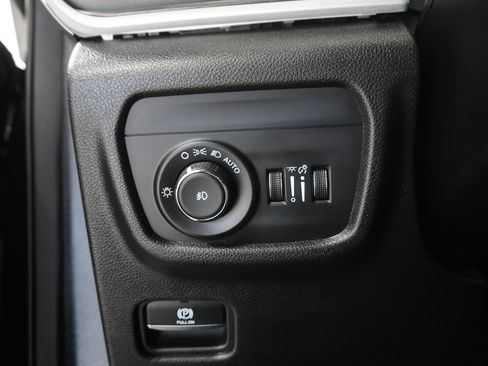 Used 2024 Jeep Grand Cherokee Limited image 16