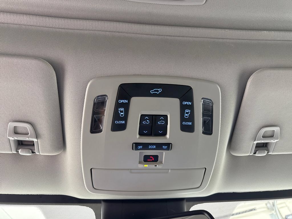 Used 2021 Toyota Sienna XLE w/ XLE Plus Package FWD image 21