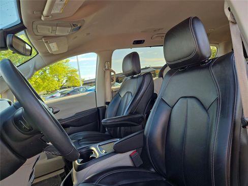 Used 2023 Chrysler Pacifica Touring-L FWD image 18