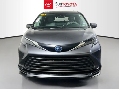 Used 2025 Toyota Sienna XLE FWD image 10