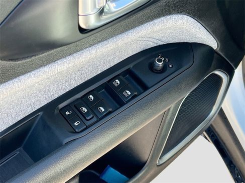 Used 2025 Jeep Compass Latitude image 17