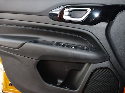 New 2026 Jeep Compass Latitude image 12