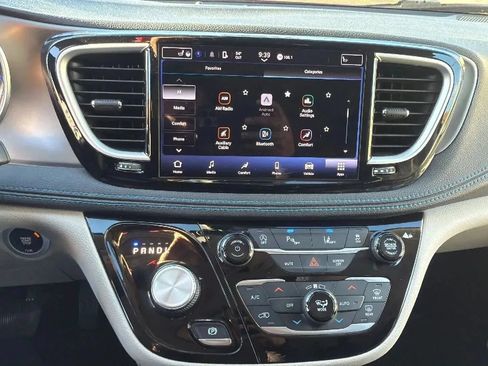 Used 2021 Chrysler Pacifica Touring-L FWD image 18