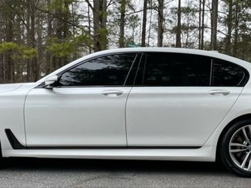 Used 2019 BMW 750i xDrive w/ M Sport Package image 4