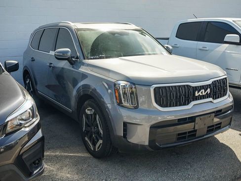 Used 2023 Kia Telluride EX w/ EX Captain's Chair Package image 3
