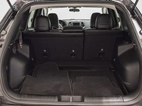 Used 2019 Jeep Cherokee Latitude Plus FWD image 33