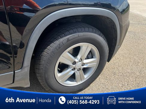 Used 2019 Chevrolet Trax LT w/ LT Convenience Package AWD/4WD image 12