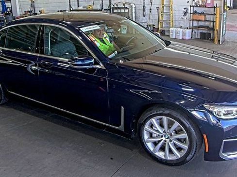 Used 2022 BMW 740i xDrive 740i xDrive w/ Luxury Rear Seating Package image 3