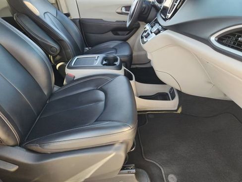 Used 2024 Chrysler Pacifica Touring-L image 14